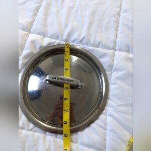 Le Creuset stainless steel 9 inch replacement lid.  GUC. 7.5 inch inside. th